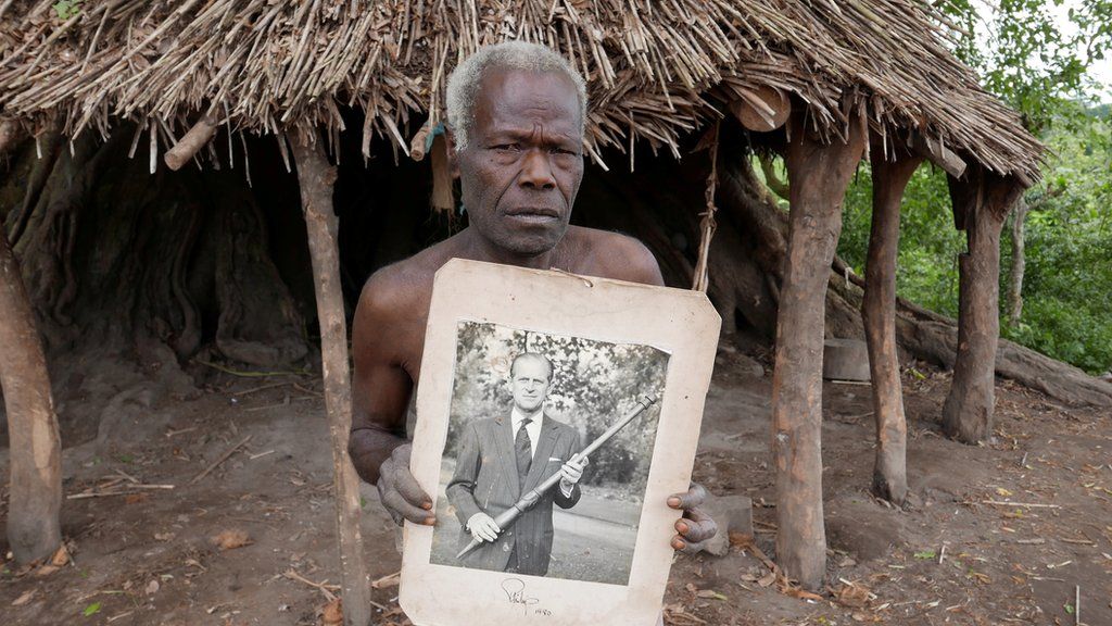 Деревенский старейшина с острова Танна держит фотографию британского принца Филиппа, на котором ему поклоняются, в Яохнанене, Вануату 6 мая 2017 г.