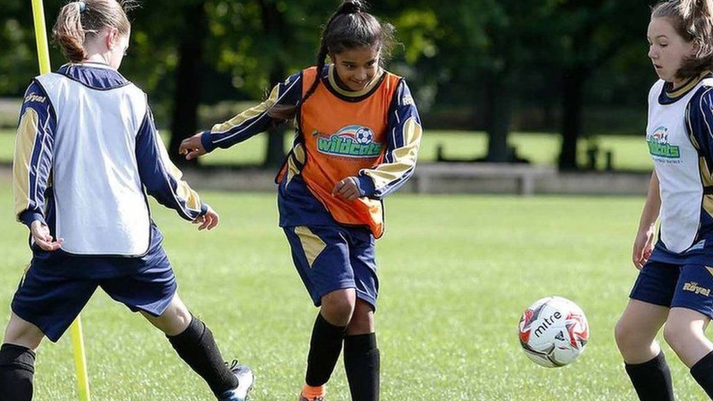 girls-playing-football-in-britain
