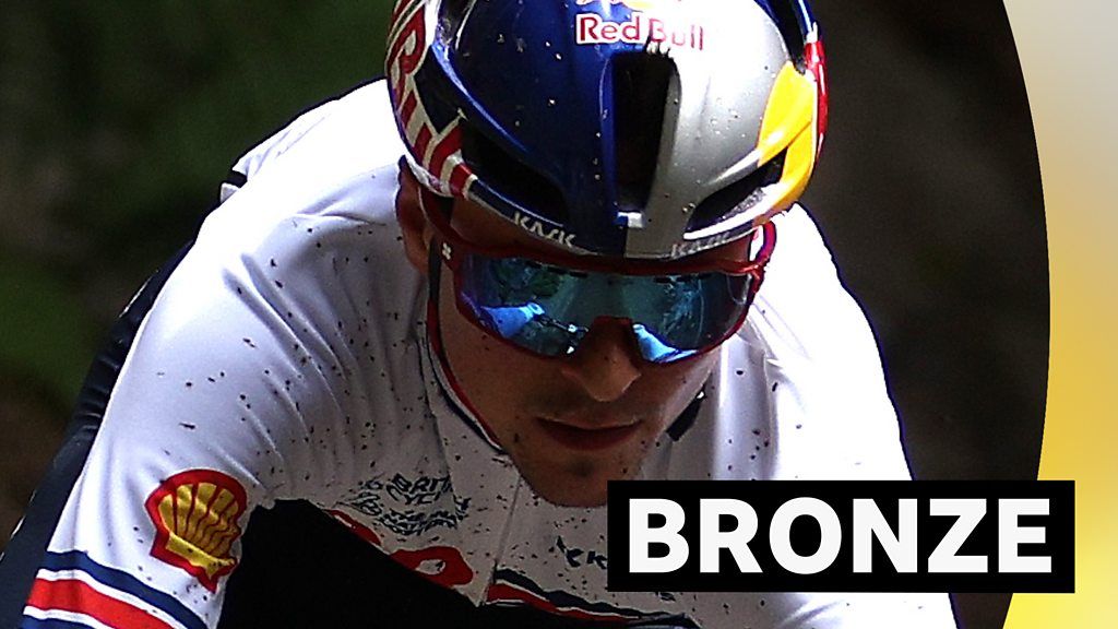 Pidcock wins bronze in closely-contested short track