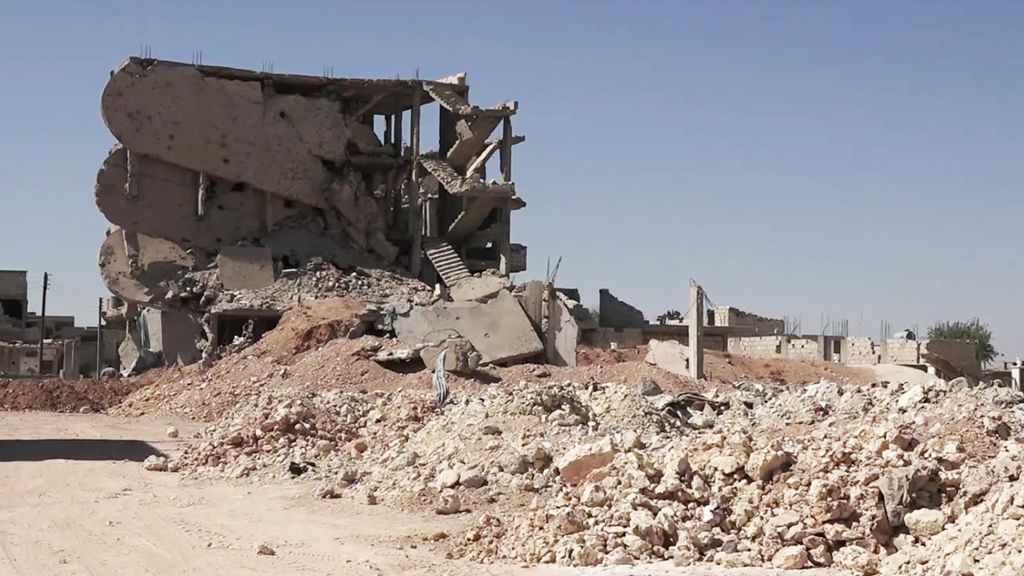 Обрушившееся здание в Кобане - место ожесточенных боев 2014 года