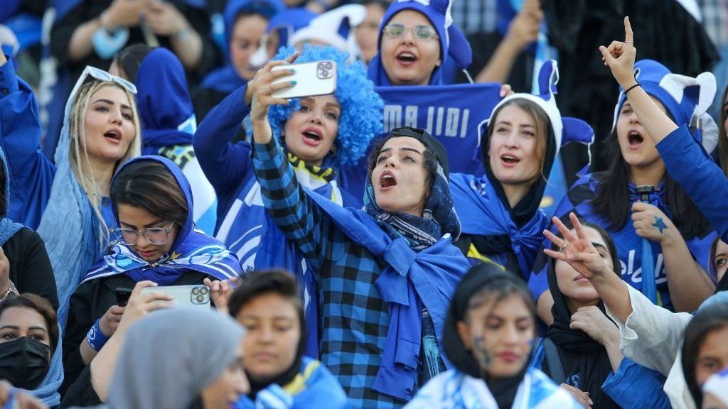 Женщины на футбольном матче на стадионе Азади в Тегеране (25.08.22)