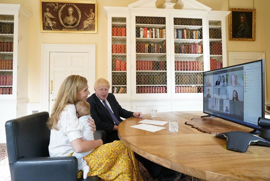 Kryeministri Boris Johnson dhe partnerja e tij Carrie Symonds me djalin e tyre Wilfred në studimin e Downing Street nr.