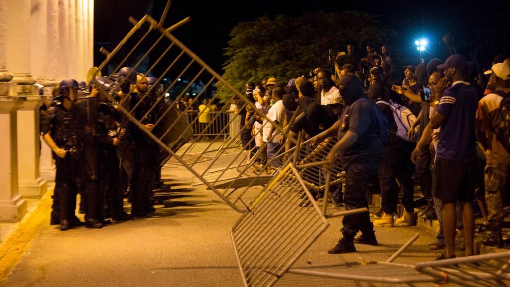 Clashes mar Macron's French Guiana visit