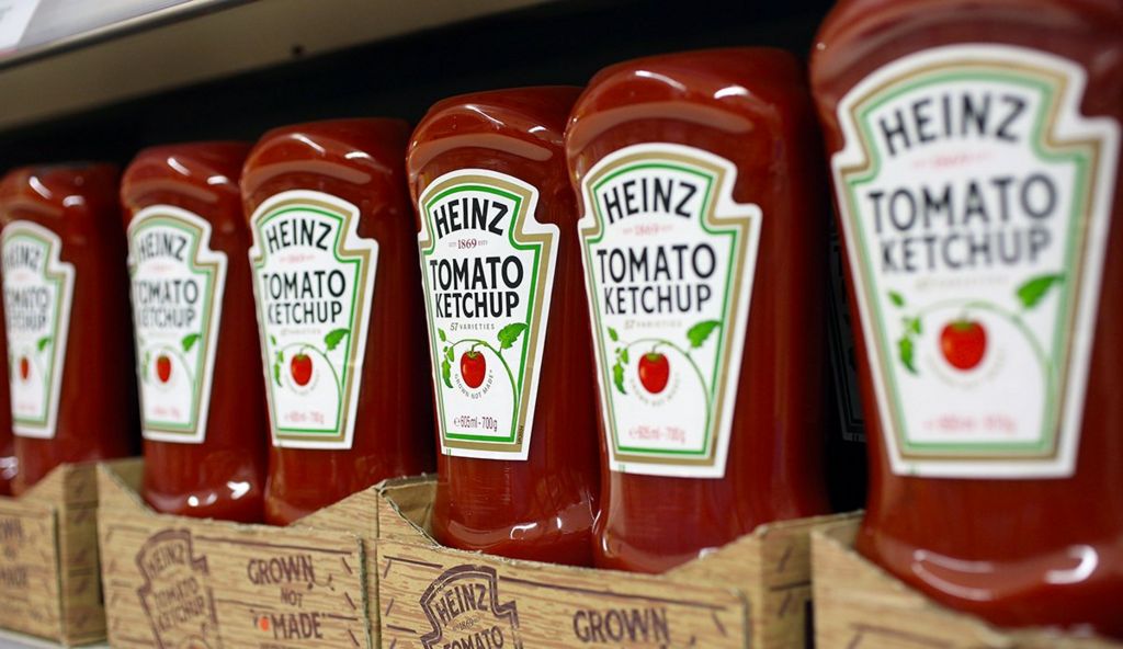 Бутылки с кетчупом Heinz на полке супермаркета