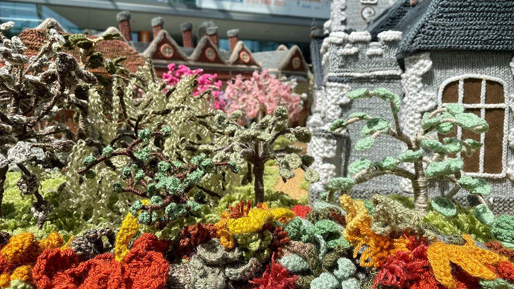 Knitted flowerbeds