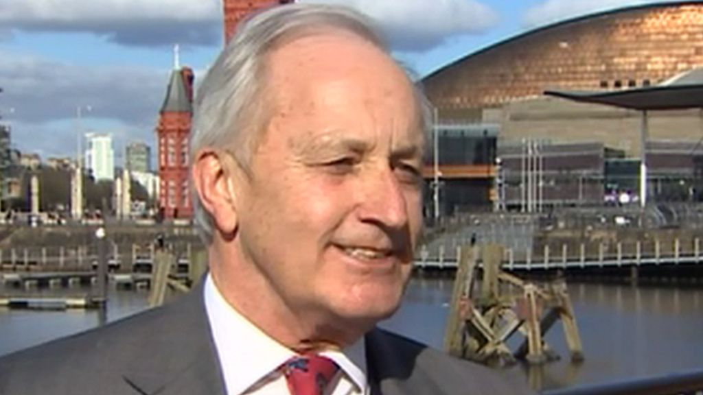 Neil Hamilton wins UKIP assembly group leadership - BBC News