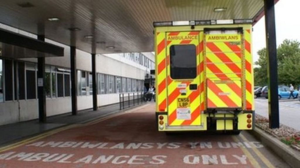Cwest: Oedi ambiwlans wedi achosi niwed i ddynes fu farw
