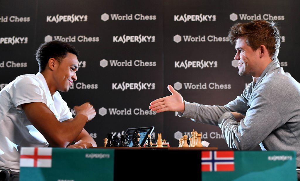 London, UK. 26 November 2018. Magnus Carlsen (R) of Norway