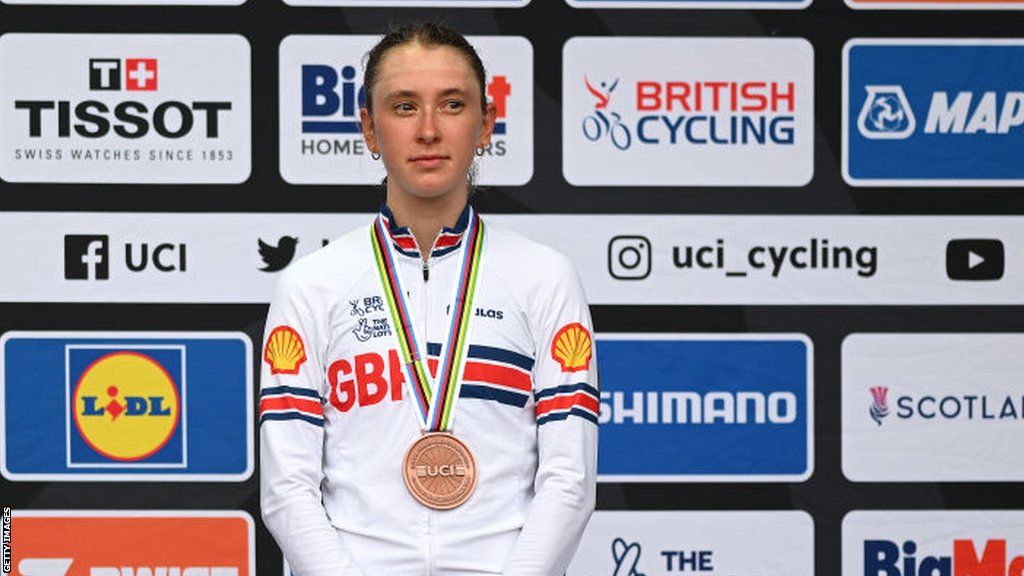 Anna Shackley on the podium at the 2023 World Cycling Championships in Glasgow