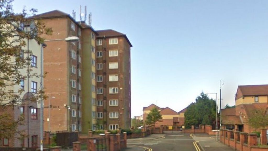 Murder suspect arrested after body found in Bolton - BBC News