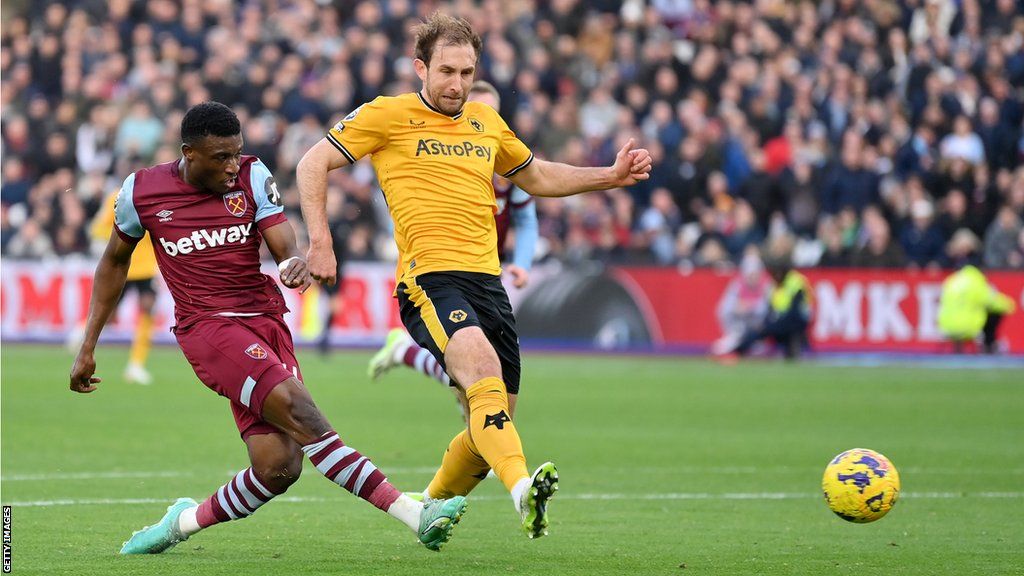 Mohammed Kudus of West Ham United scores their team's second goal whilst under pressure from Craig Dawson