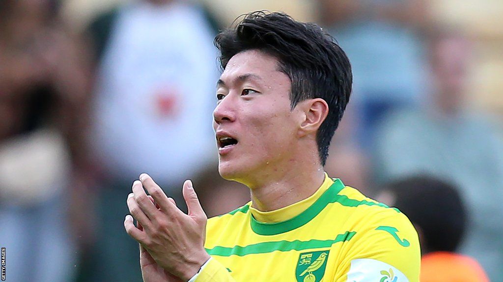 Hwang applauds the Norwich fans