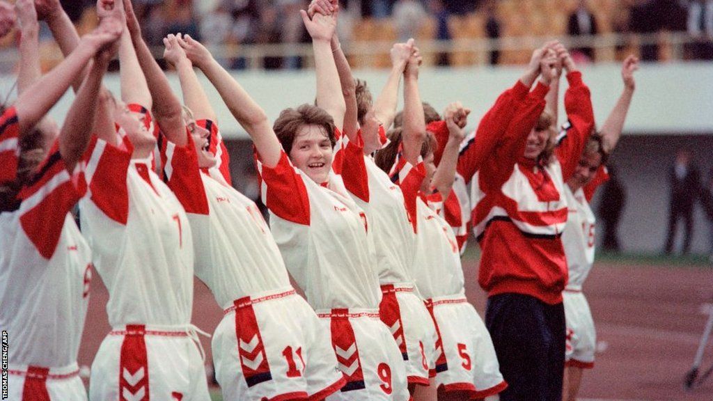 Norway's Hege Riise (9) and her teammates celebrate their 4-1 victory over Sweden in their semi-final match at first FIFA World Championship