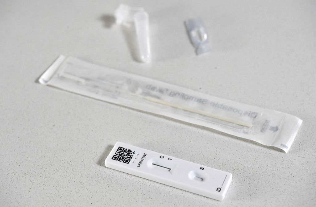 Lateral flow test kit of parts
