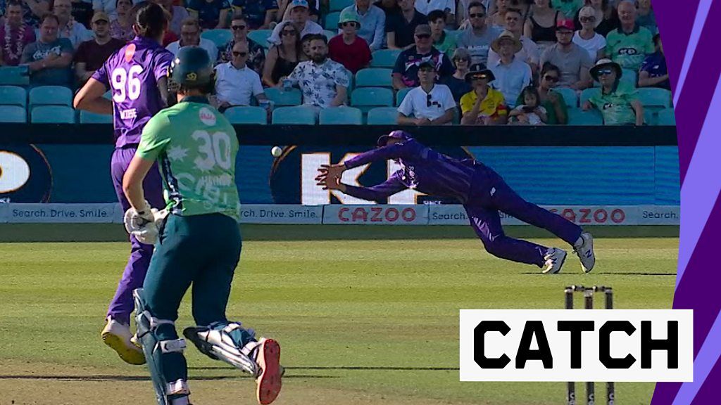 The Hundred: Roelof van der Merwe brushes aside Jack Haynes with a spectacular hold