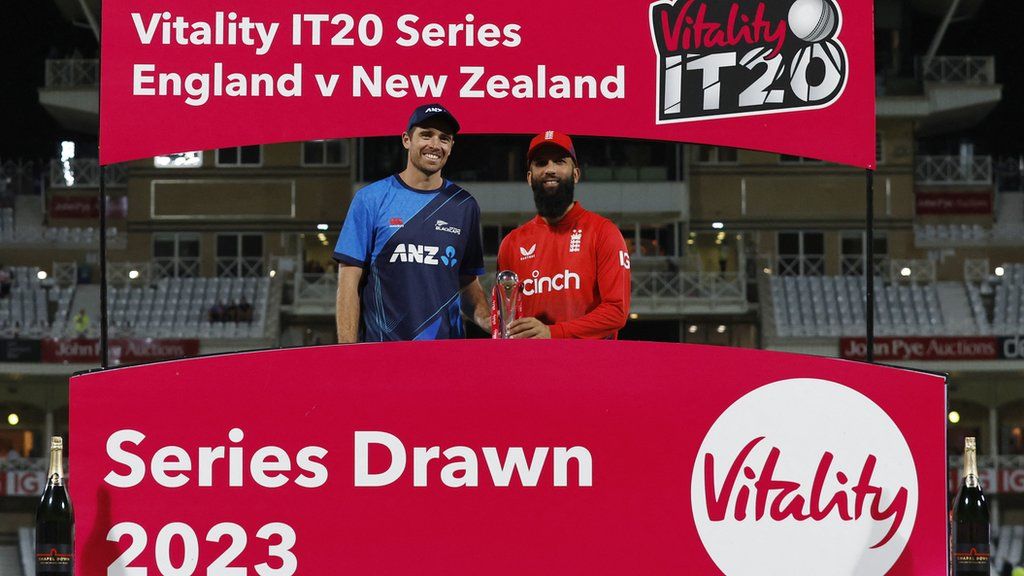 New Zealand skipper Tim Southee and England stand-in captain Moeen Ali with the T20 series trophy