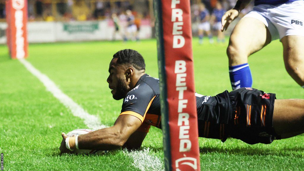 Castleford score a try