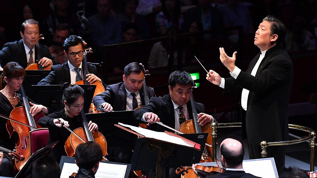 Long Yu conducts the Shanghai Symphony Orchestra
