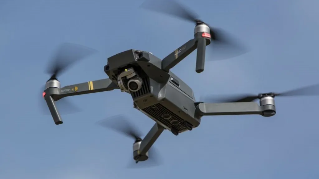 Dji fc3170. Квадрокоптер dji inspire 1. Дрон сбс. Беспилотник с грузом. Квадрокоптер реклама.