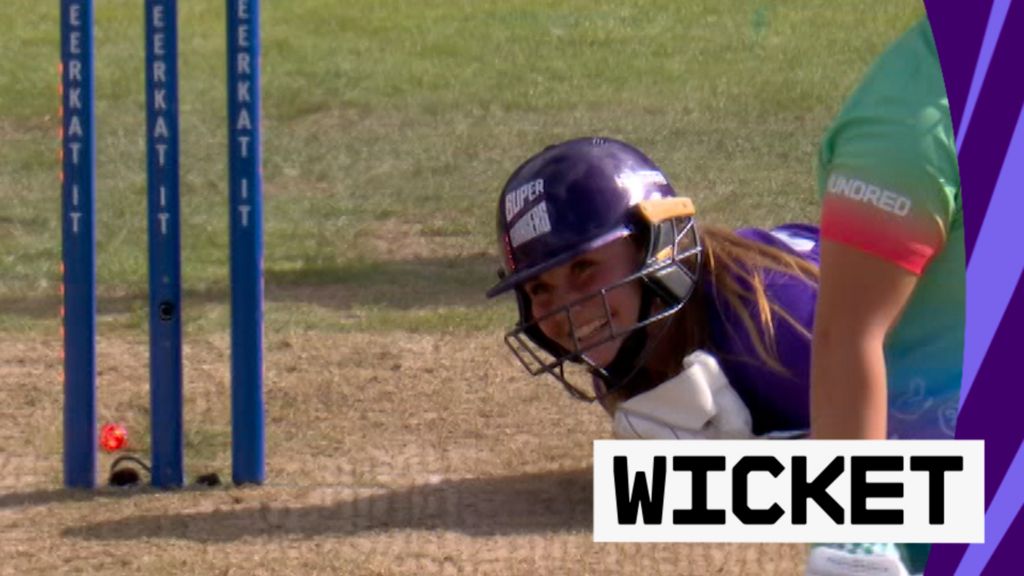 'A bizarre dismissal!' - Heath fumbles ball before stumping Capsey