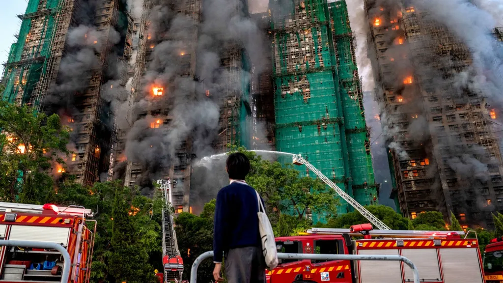 ‘Aguanten’: Espera agonizante por los desaparecidos tras el incendio de Hong Kong
