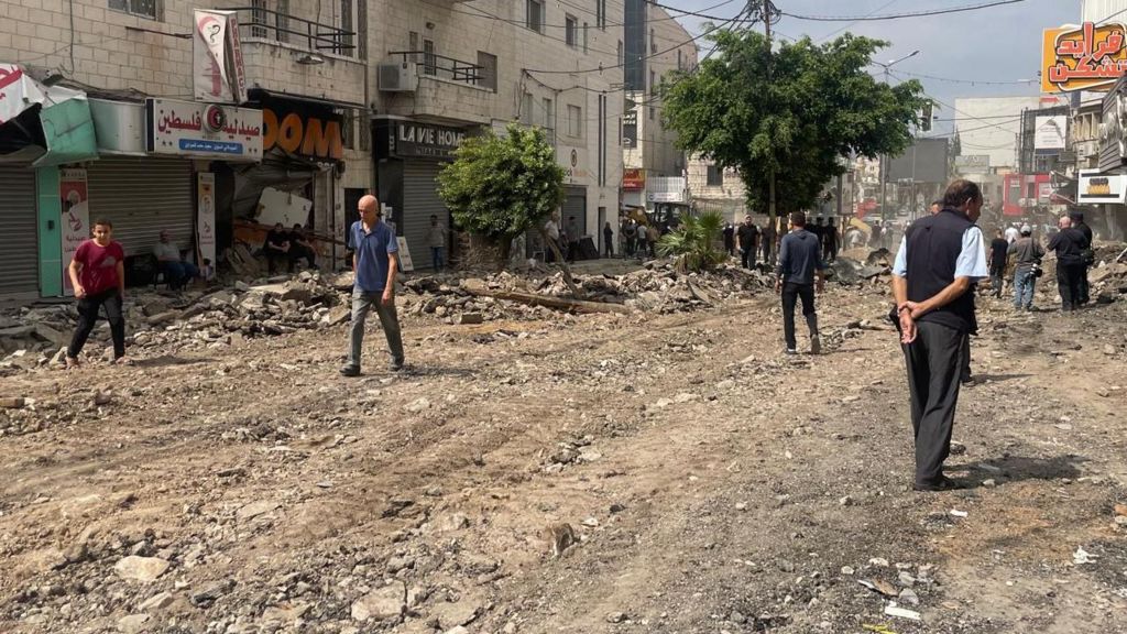 Palestinians inspect damaged street in Jenin (06/09/24)