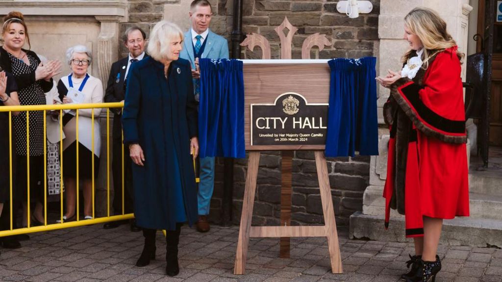 Queen Camilla unveiling the plaque