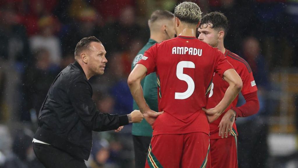 Craig Bellamy talks to Ethan Ampadu and Neco Williams during Wales' 0-0 draw with Turkey