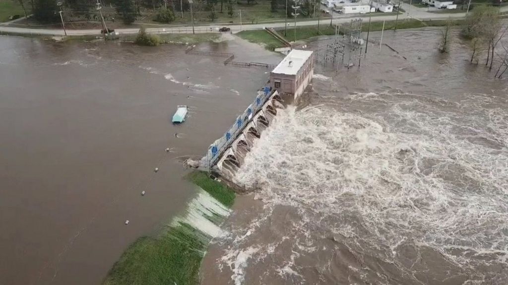 Michigan Floods Evacuations After Edenville And Sanford Dams Breached Bbc News 3587