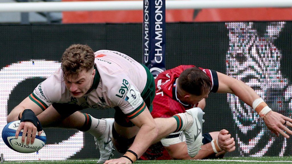 Cian Prendergast notches Connacht's second try in Lyon