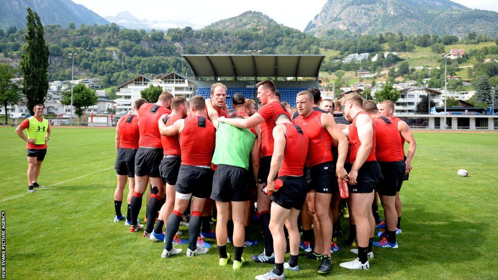 Wales players in a huddle during the 2019 trip with fitness coach Huw Bennett looking on