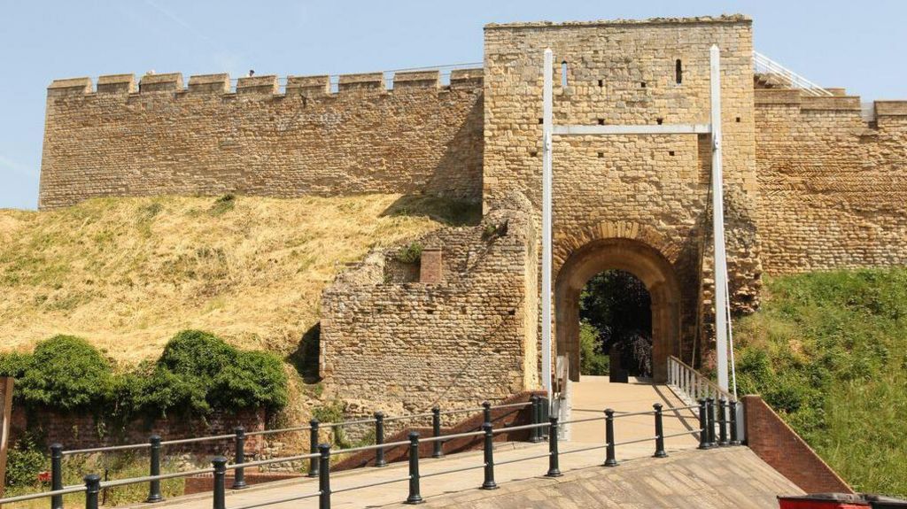 Picture of Lincoln Castle's west gate 