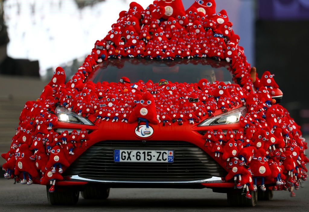 A car covered in Phryge mascots appeared at the Place de la Concorde