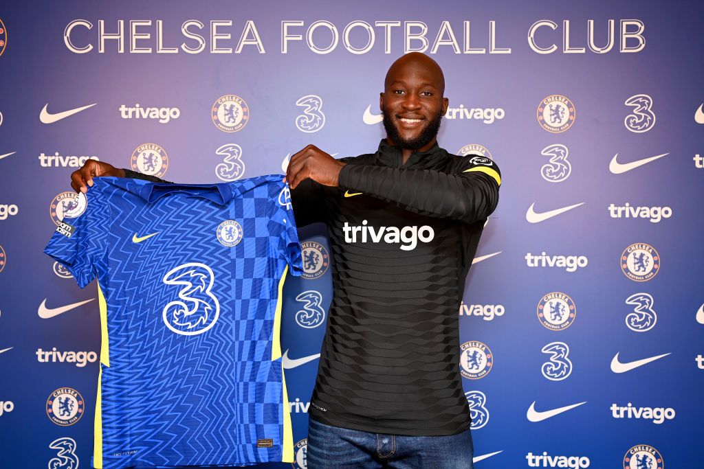 Romelu Lukaku holding up a Chelsea shirt