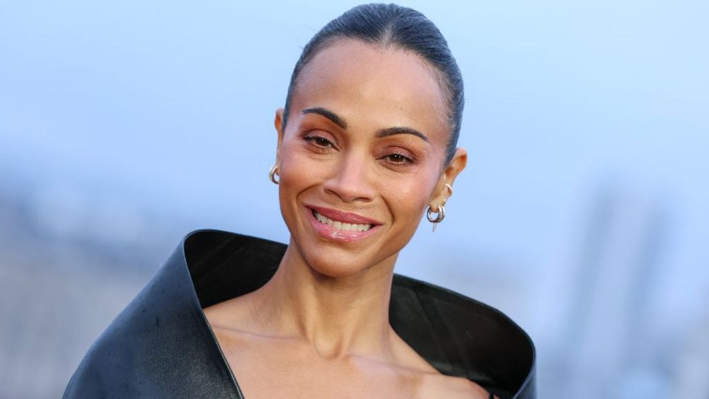 Zoe Saldana attends the "Avatar: Fire And Ash" Photocall at Hotel Shangri-La on December 04, 2025 in Paris, France.