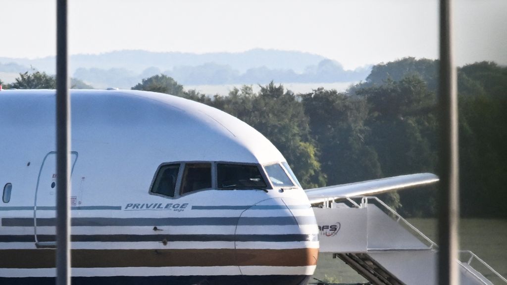 Chartered jet ready to take asylum seekers to Rwanda