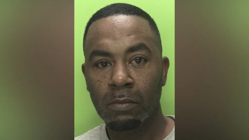 Hombre que persiguió y apuñaló a un desconocido en la ciudad, encarcelado.