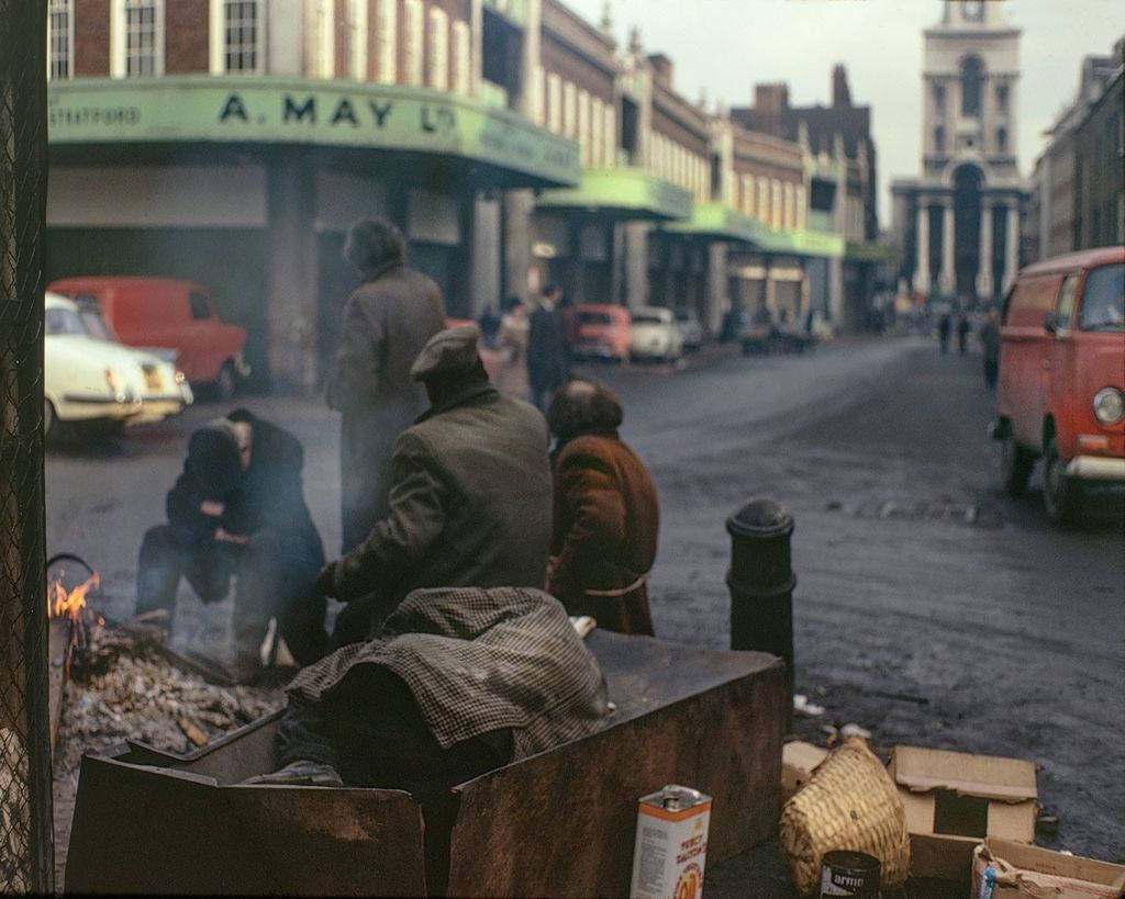 Unseen photos of East End London in glorious colour - BBC News