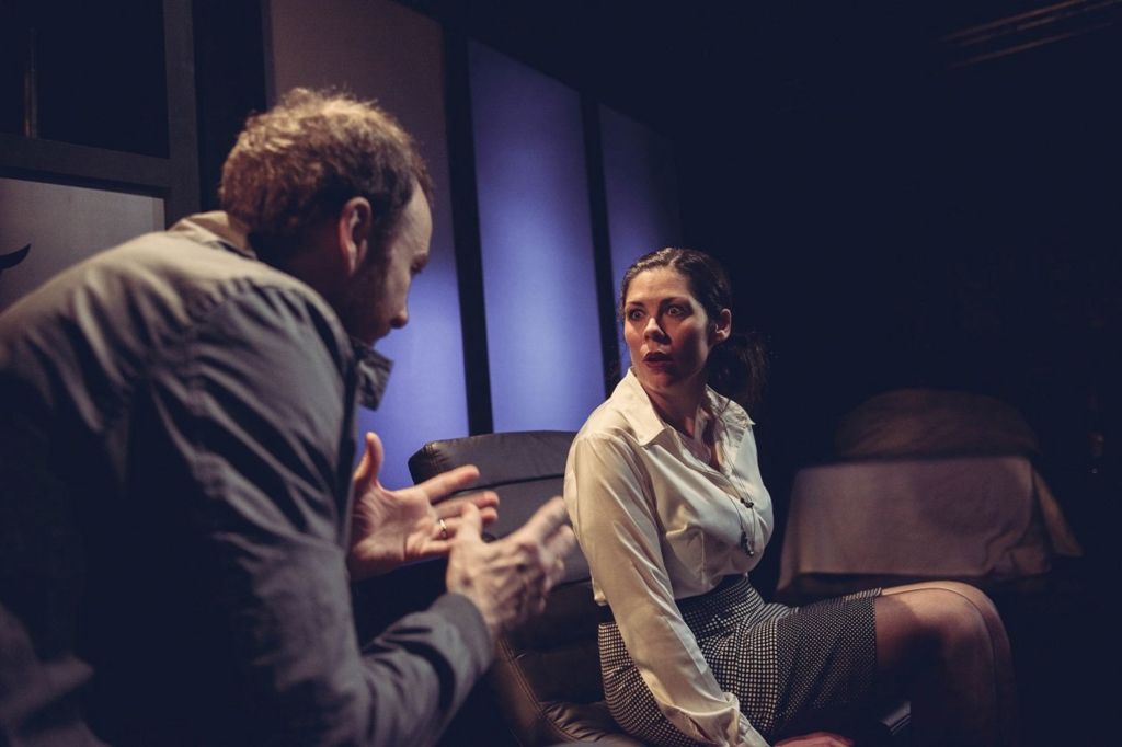 Golygfa o 'Difa', sioe ddiweddar Theatr Bara Caws