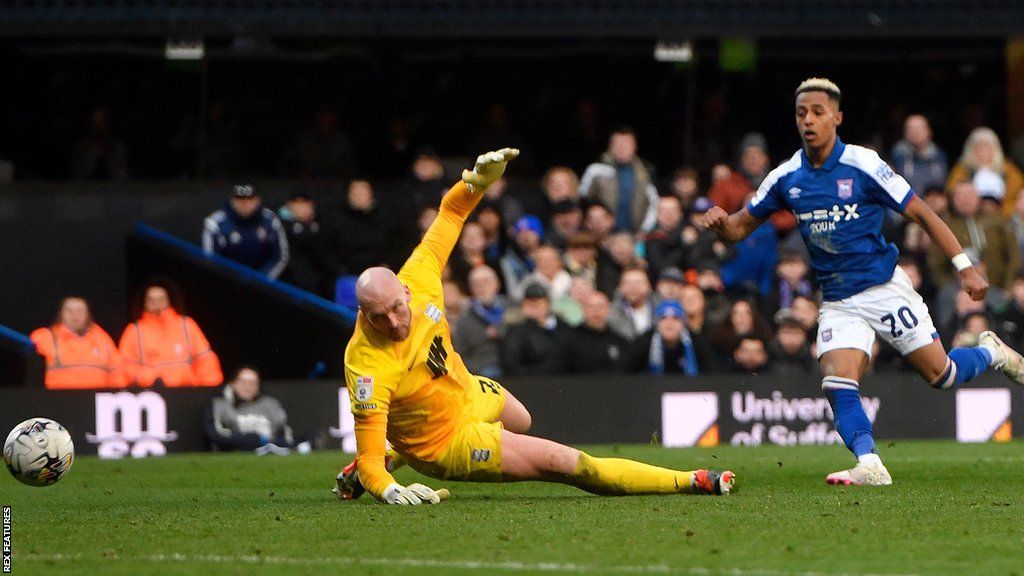 Omari Hutchinson scores for Ipswich