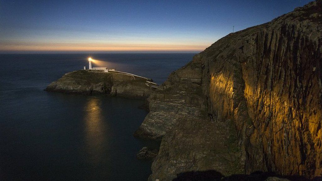 Noson fendigedig yn gwylio'r haul yn machlud ar oleudy Ynys Lawd, ger Caergybi // The sun sets on South Stack lighthouse near Holyhead