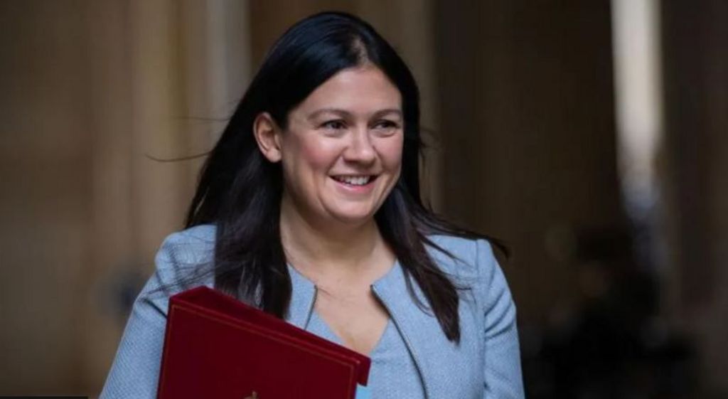 Lisa Nandy in a suit holding a work folder