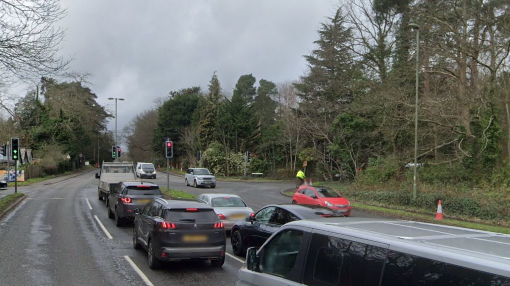 Right turn into Seven Hills Road in Cobham