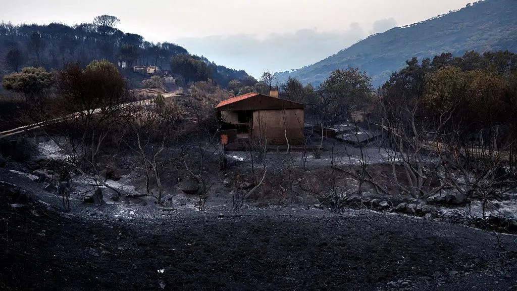 Los bomberos luchan contra un incendio forestal mientras decenas de miles de personas son evacuadas cerca de Burdeos.