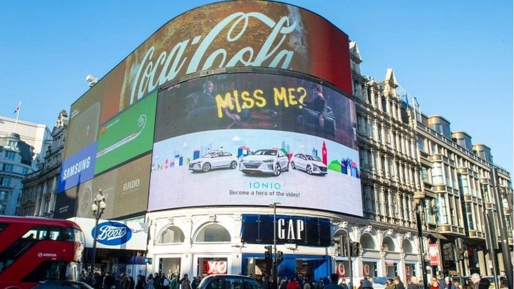 Piccadilly Circus lights to go out for site renovations - BBC News