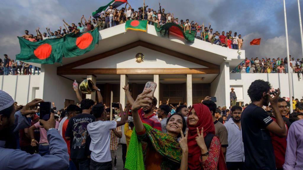 Anti-protesters storm Prime Minister Sheikh Hasina's palace in Dhaka