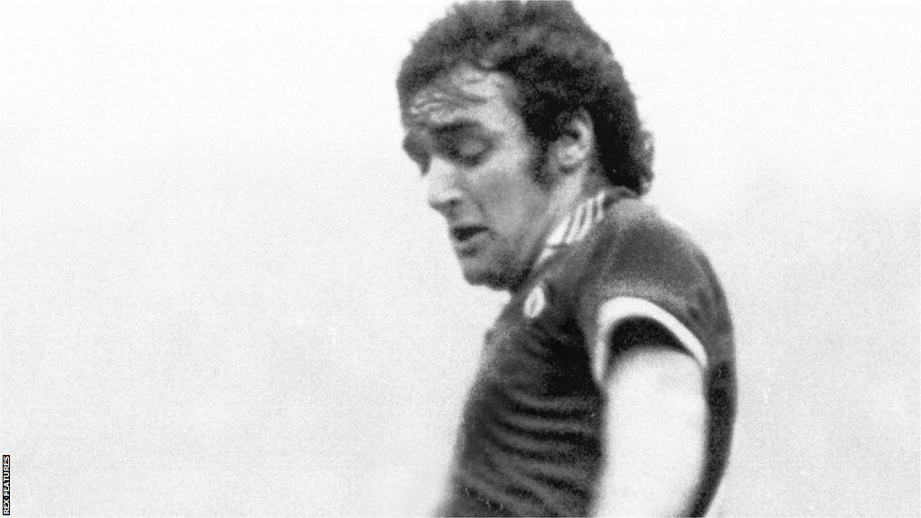 Lou Macari in action for Manchester United in 1976