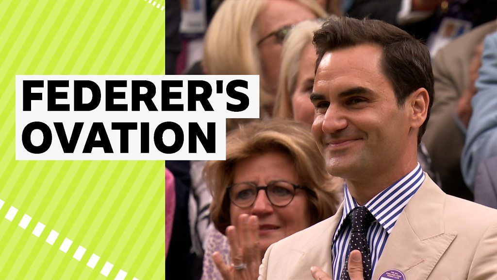 Federer receives guard of honour on Centre Court