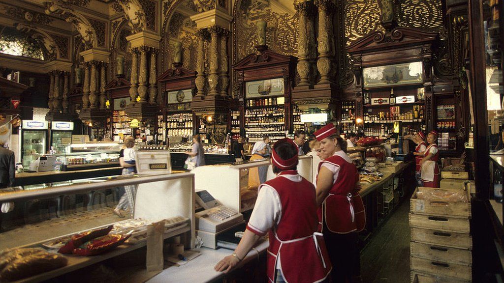 1998/01/01: Russia, Moscow, Tverskaya Street, Yeliseev's Luxury Grocery (Yeliseyevsky Food Store) In A 1820s Palace