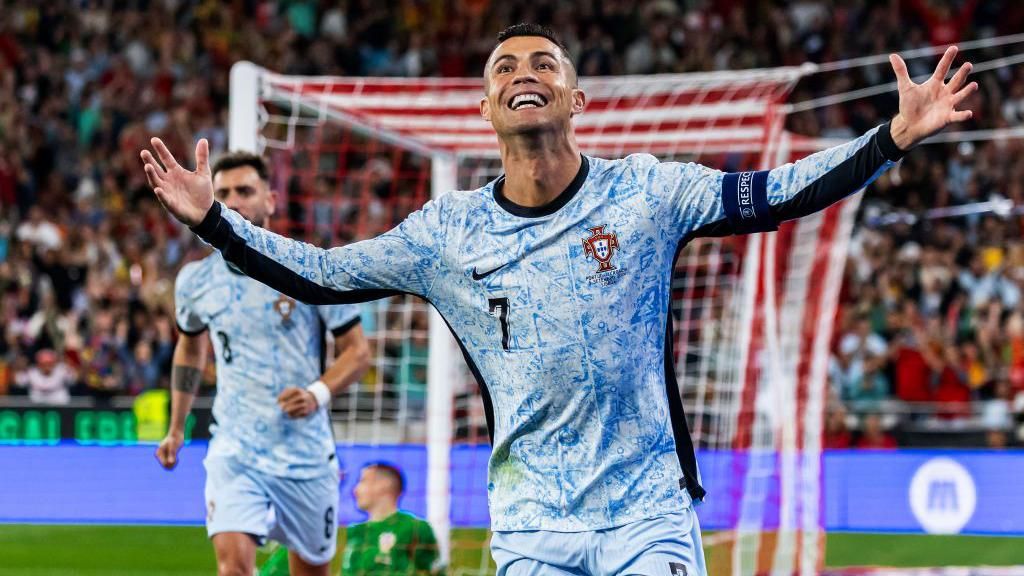 Cristiano Ronaldo celebrates